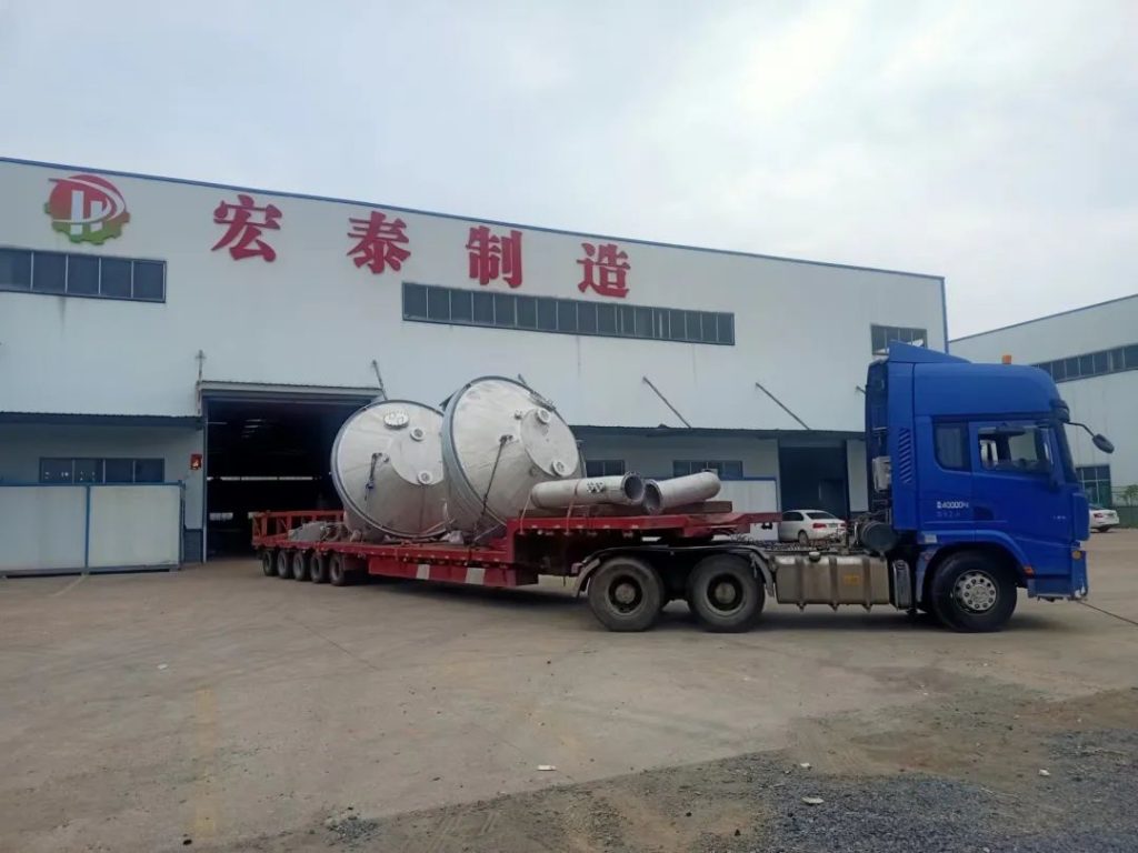 湖南宏泰承接国内的某高端电解铝专用起重装备制造股份有限公司的二台料仓设备顺利出厂