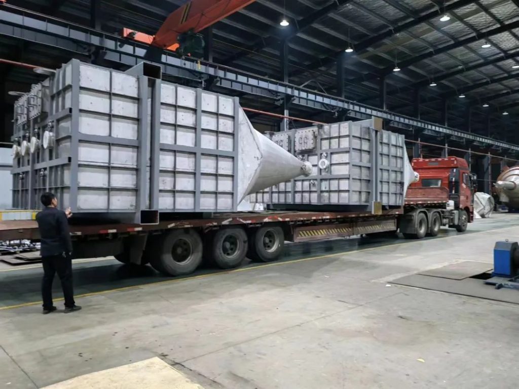 湖南宏泰承接国内的某高端电解铝专用起重装备制造股份有限公司的8台大料仓顺利出厂